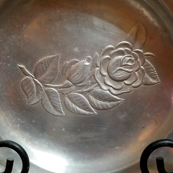 ALUMINUM 9"DISH W ROSE CENTER UNMARKED - Picture 3 of 4